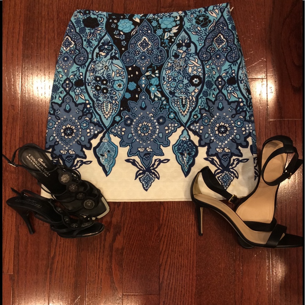 ANN TAYLOR BLUE/BLACK/WHITE PATTERN PETITE SKIRT